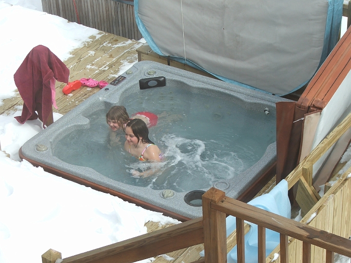 klea and jessica R in the hot tub closer in mar 18 2007.jpg - ... but they don't seem to mind the snow, they were even putting it down eachothers swim suits (better than running around the house like Klea did earlier in the week - but with NO SNOW then!).